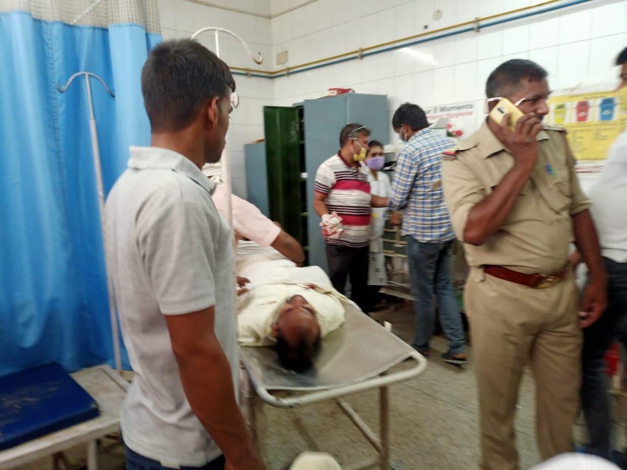 Bike riding miscreants shot the employee opening the BOB customer service center in Chandauli