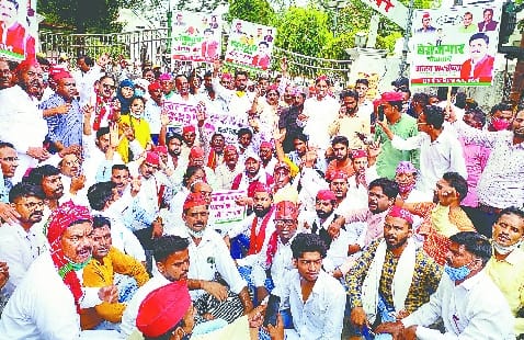 The SPs blocked the Tehsil road, stopped the DM's car