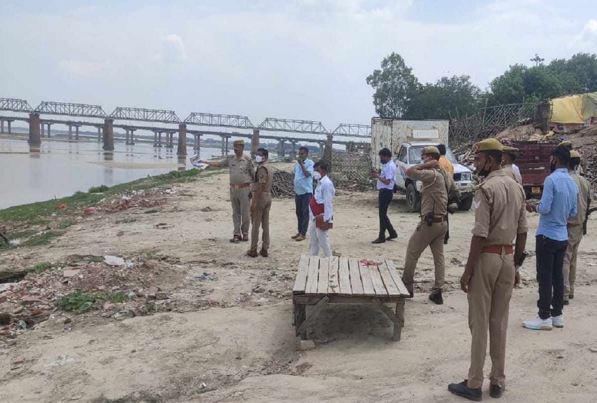 After 24 hours, the bodies were removed from the Ganges, both the youths were washed away in the strong current while taking a bath at Puramufti Ghat.
