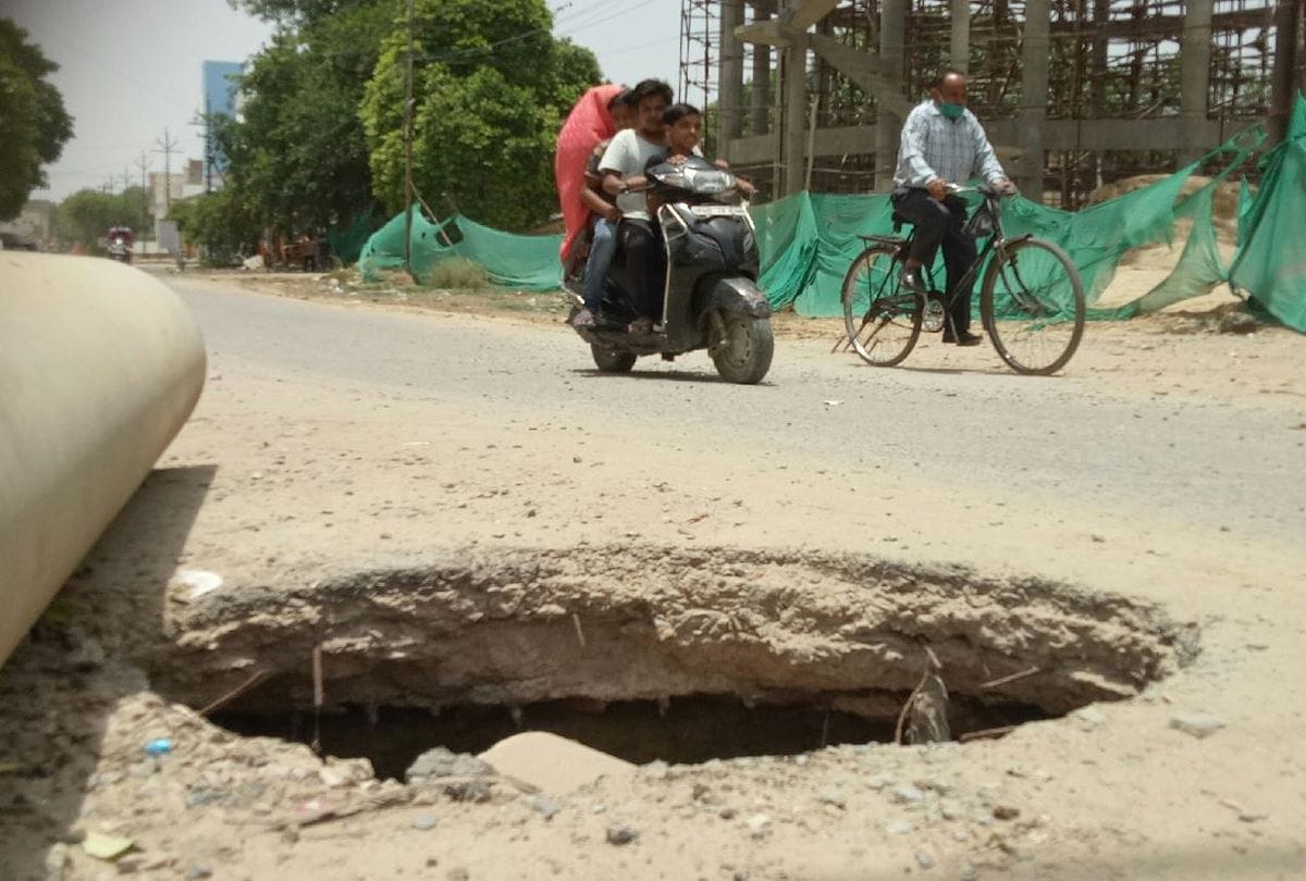 Dangerous potholes on the roads in Agra