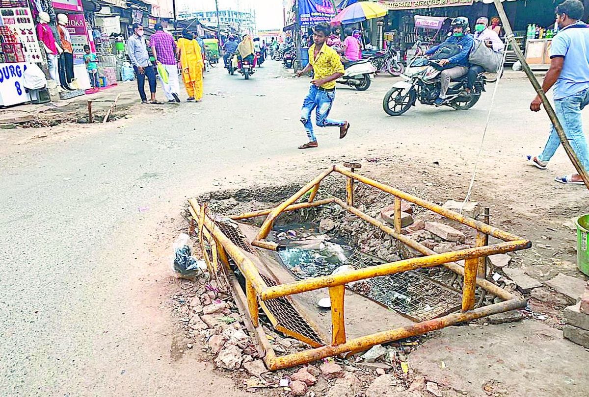 Dangerous potholes on the roads in Agra