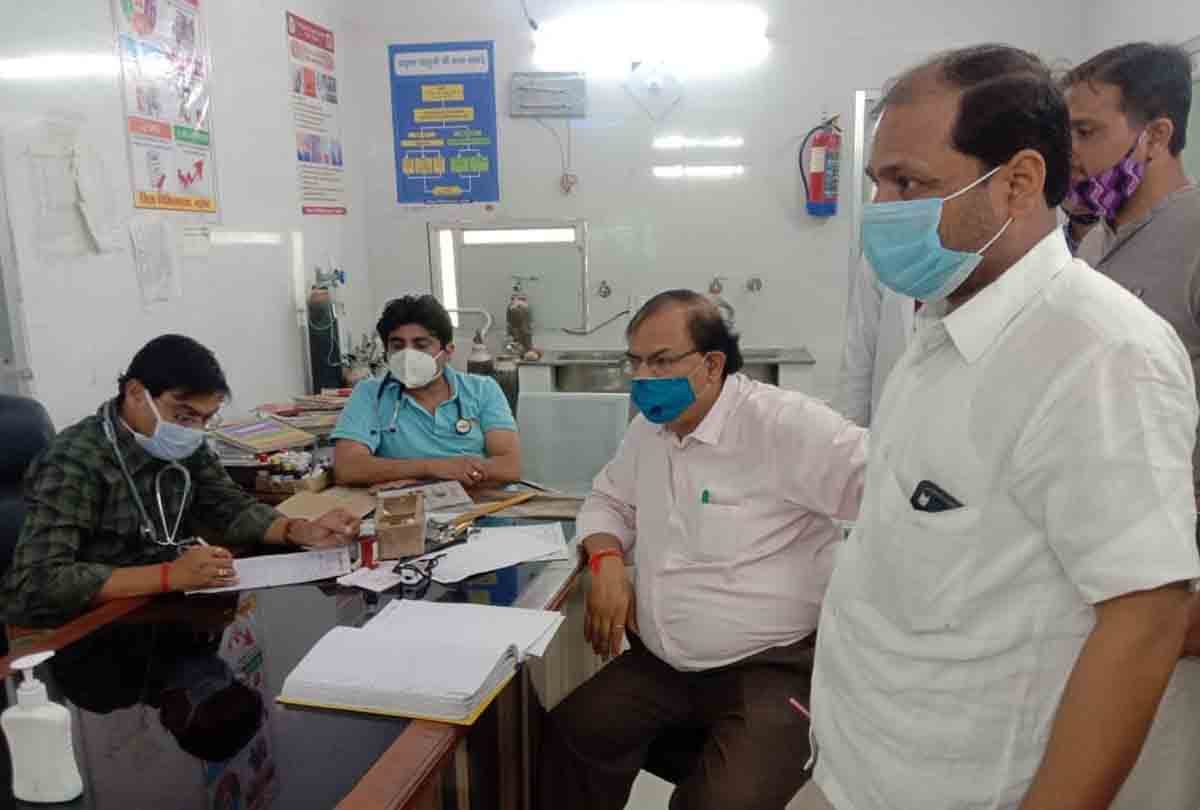 Mahoba: Due to non-receipt of salary for three months, the concerned sweeper in the collectorate ate poison, hospitalized