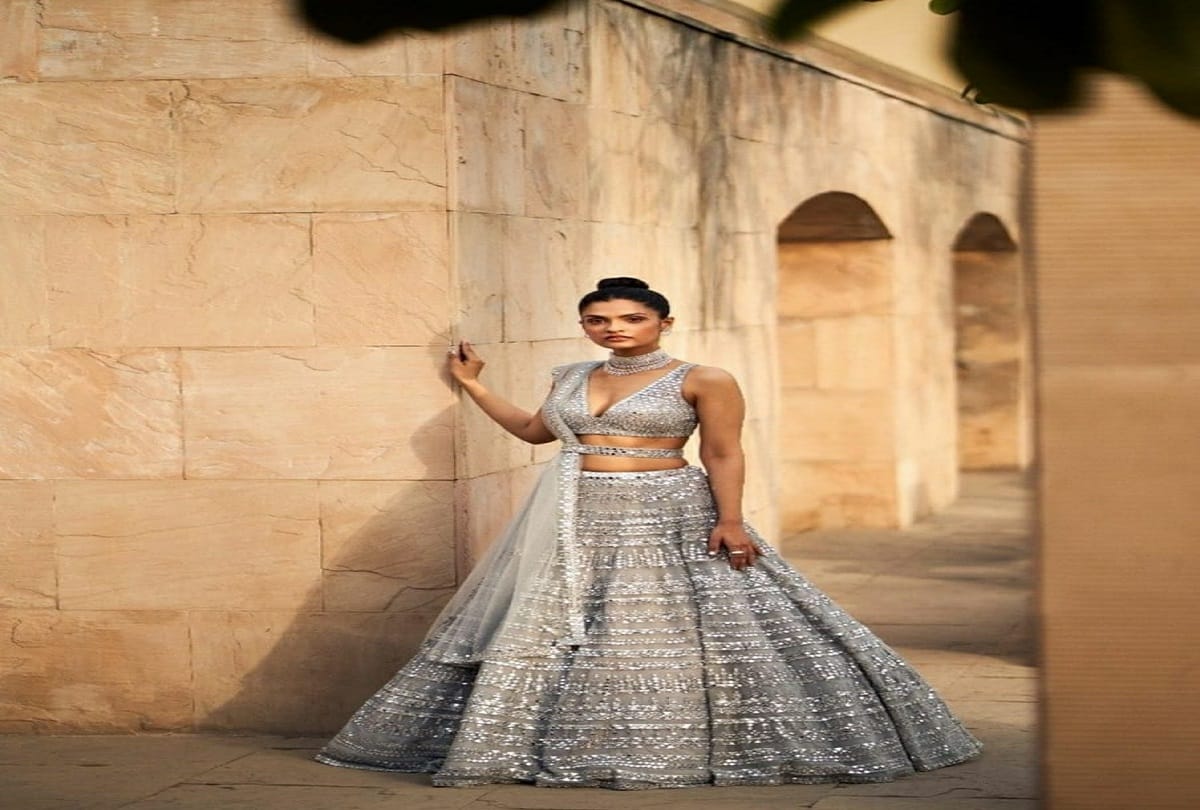 sonakshi sinha in designer seema gujral lehenga pricing 1 lakh 28 thousand