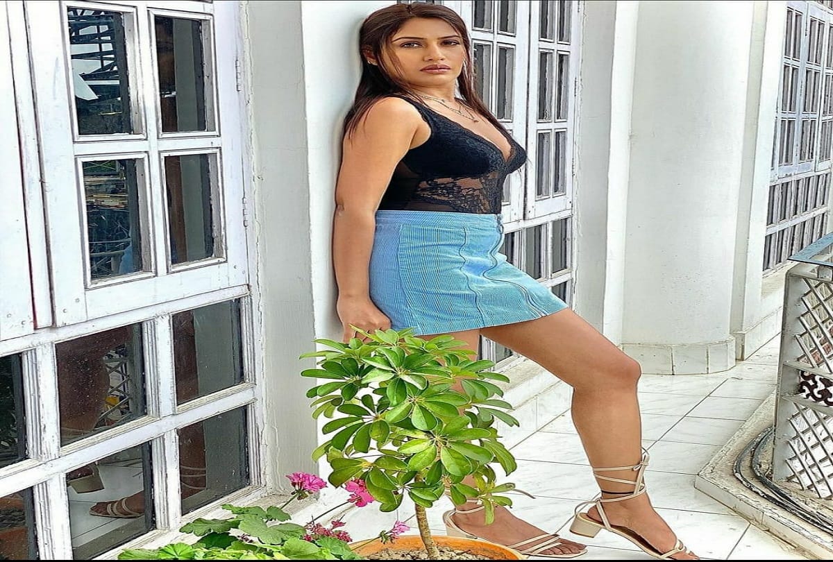 surbhi chandna wears black bold top in himachal
