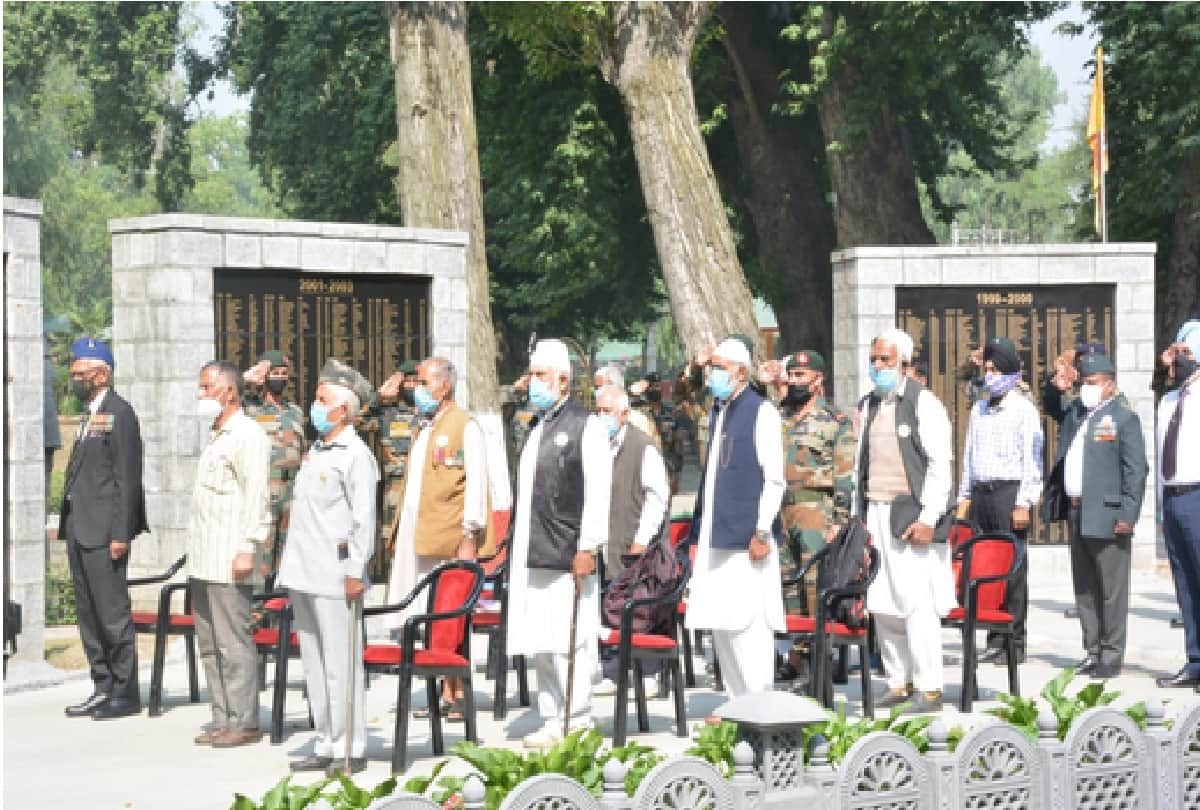 Golden Victory Torch: Army pays tribute to the martyrs of 1971, many security forces including GOC 15 Corps laid flowers