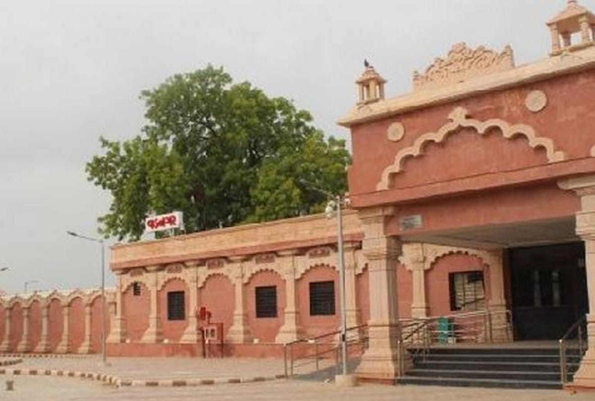 Childhood of pm narendra modi, See old photos of vadnagar railway station, PM Narendra Modi to inaugurate modified Vadnagar railway station