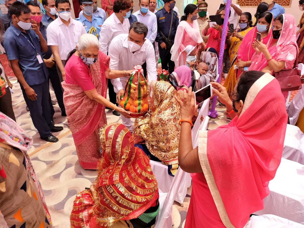 UP Governor Anandiben Patel Varanasi visit gave nutrition bundle to women at Gangapur Anganwadi center