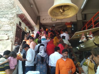 Navratri 2021 second day  Vindhyachal temple  Worship of  maa Brahmacharini devotees long queues in vindhyavasini dham