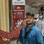 कोरोना की जांच कराते लोग
