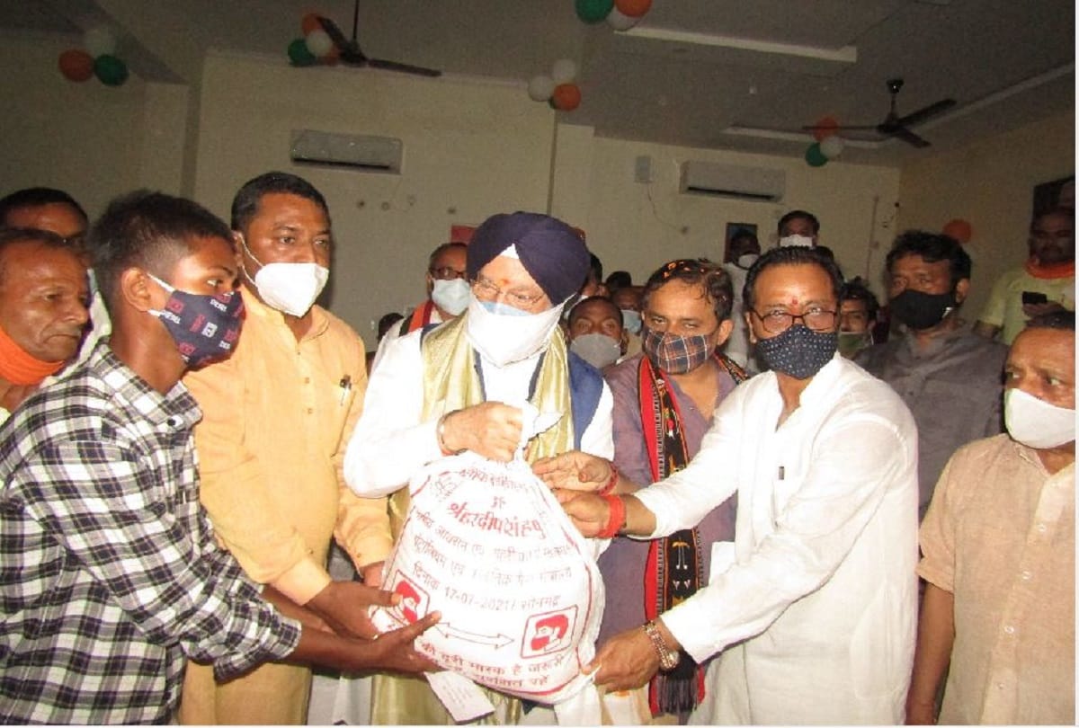 union Minister Hardeep singh Puri gave acceptance letter of aid amount to 42 children who were orphaned due to coronavirus crisis in sonebhadra