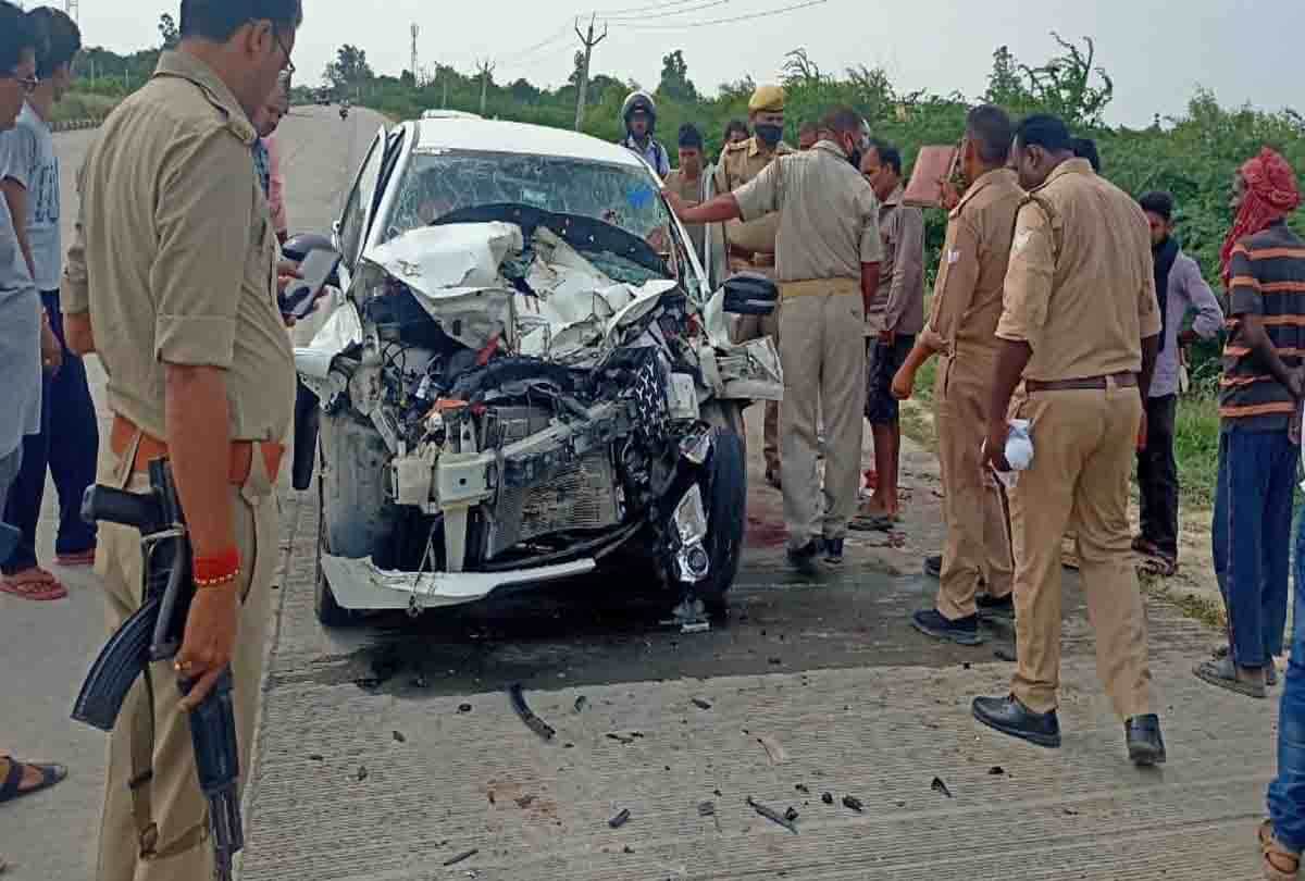 car accident: Big road accident in Fatehpur, car collided with standing container, four died