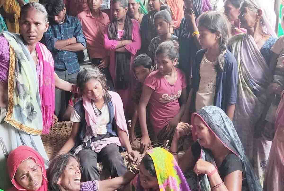 Big road accident in Fatehpur, car collided with standing container, four people died