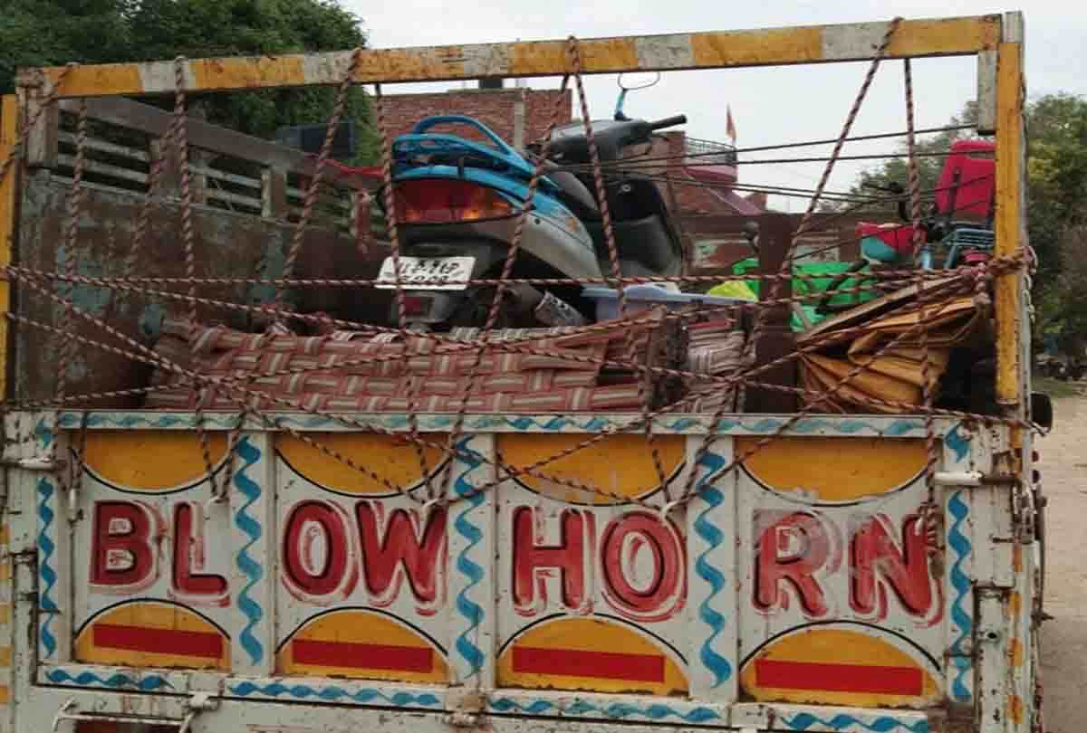 car accident: Big road accident in Fatehpur, car collided with standing container, four died