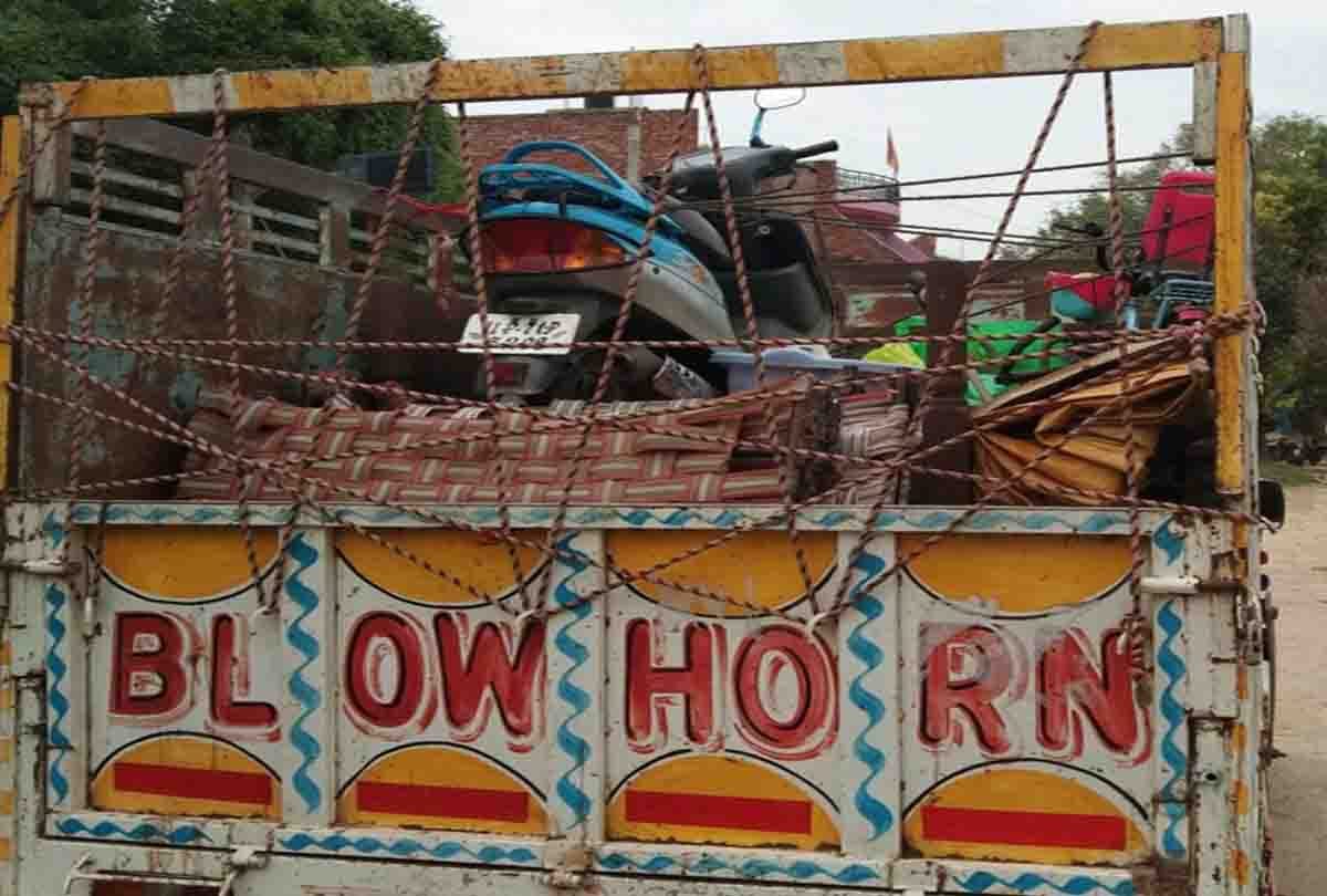 Big road accident in Fatehpur, car collided with standing container, four people died