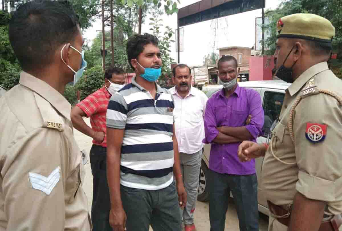 car accident: Big road accident in Fatehpur, car collided with standing container, four died