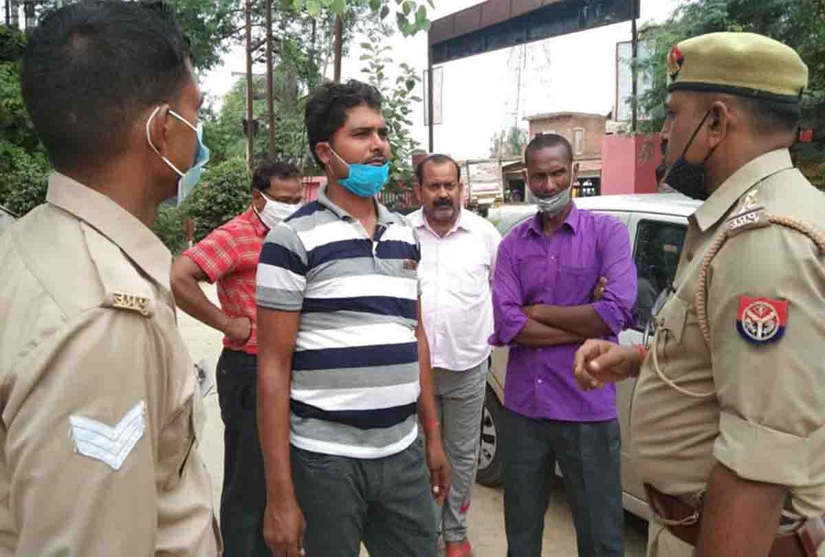 Big road accident in Fatehpur, car collided with standing container, four people died