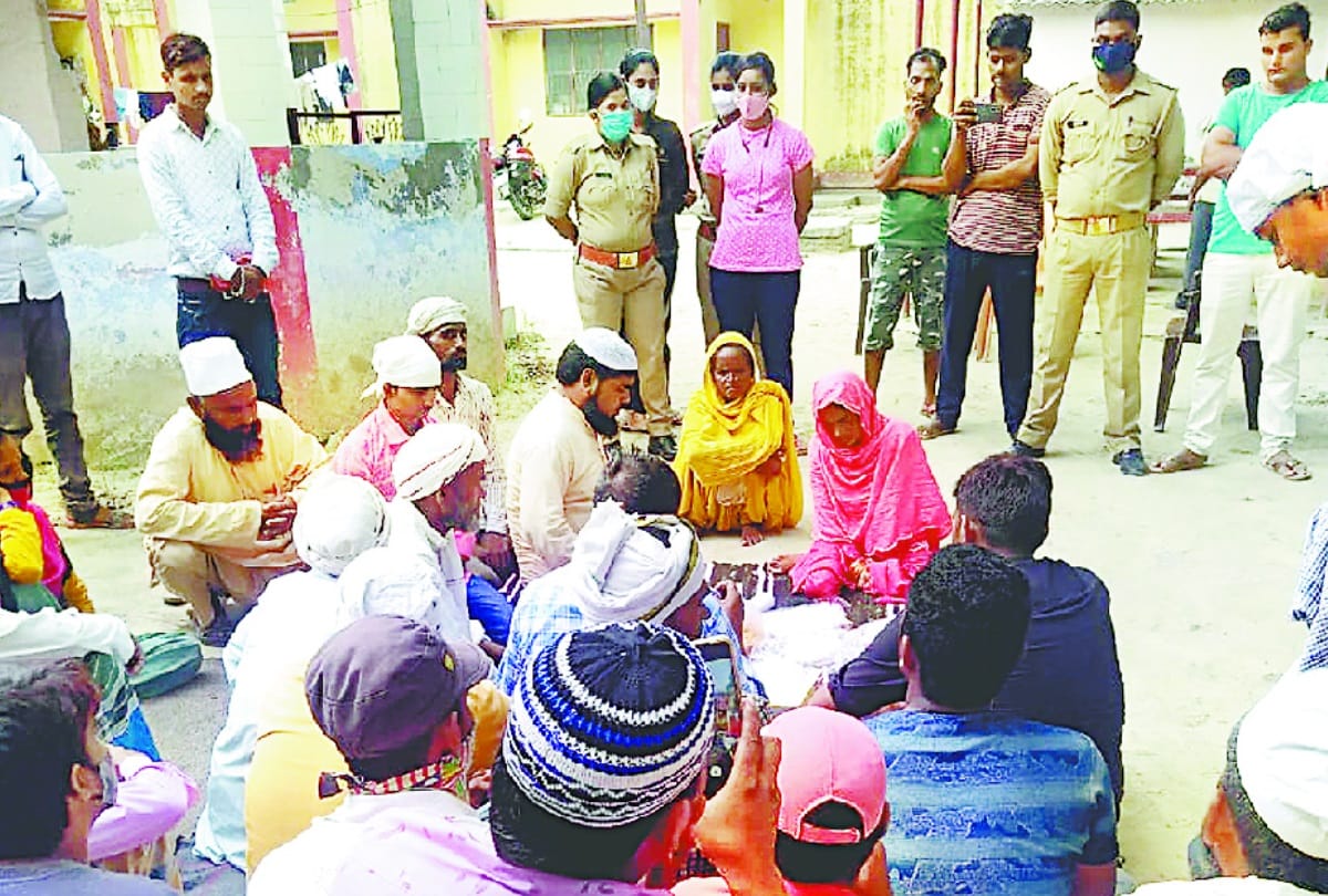 Police men conducted marriage in a thana in Bahraich.