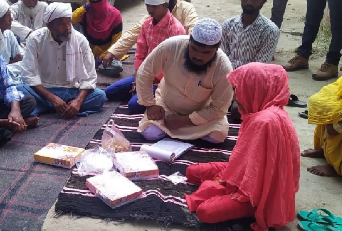 Police men conducted marriage in a thana in Bahraich.