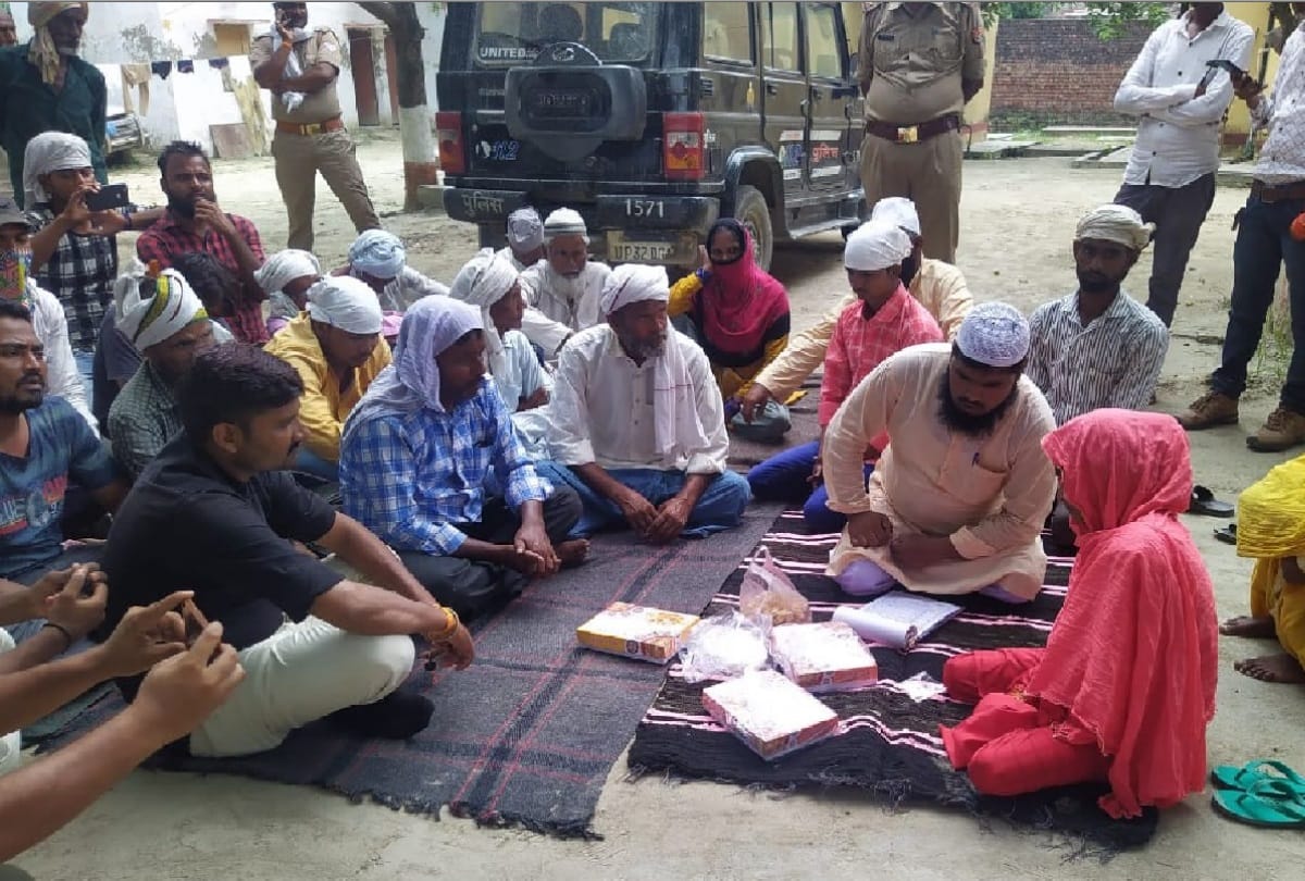 Police men conducted marriage in a thana in Bahraich.