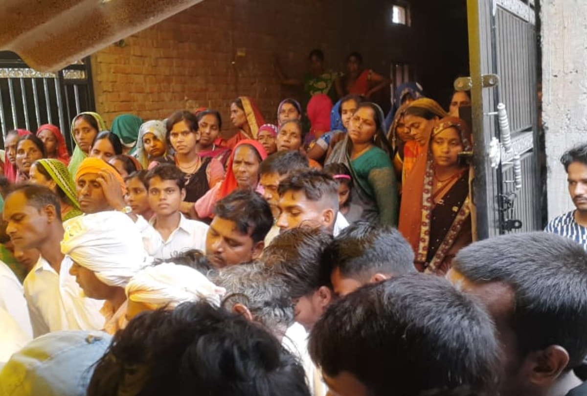 young man died and four people injured in road accident at basti