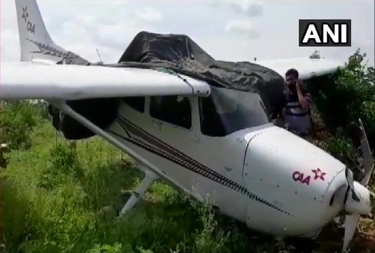 Madhya pradesh, A Cessna aircraft strayed off the runway at around 3 pm at Chimes Aviation Academy situated in Dhana area of Sagar