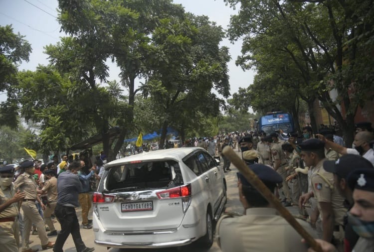 Protest Against Mayor Ravikant Sharma and Former Chandigarh BJP President Sanjay Tandon in Chandigarh