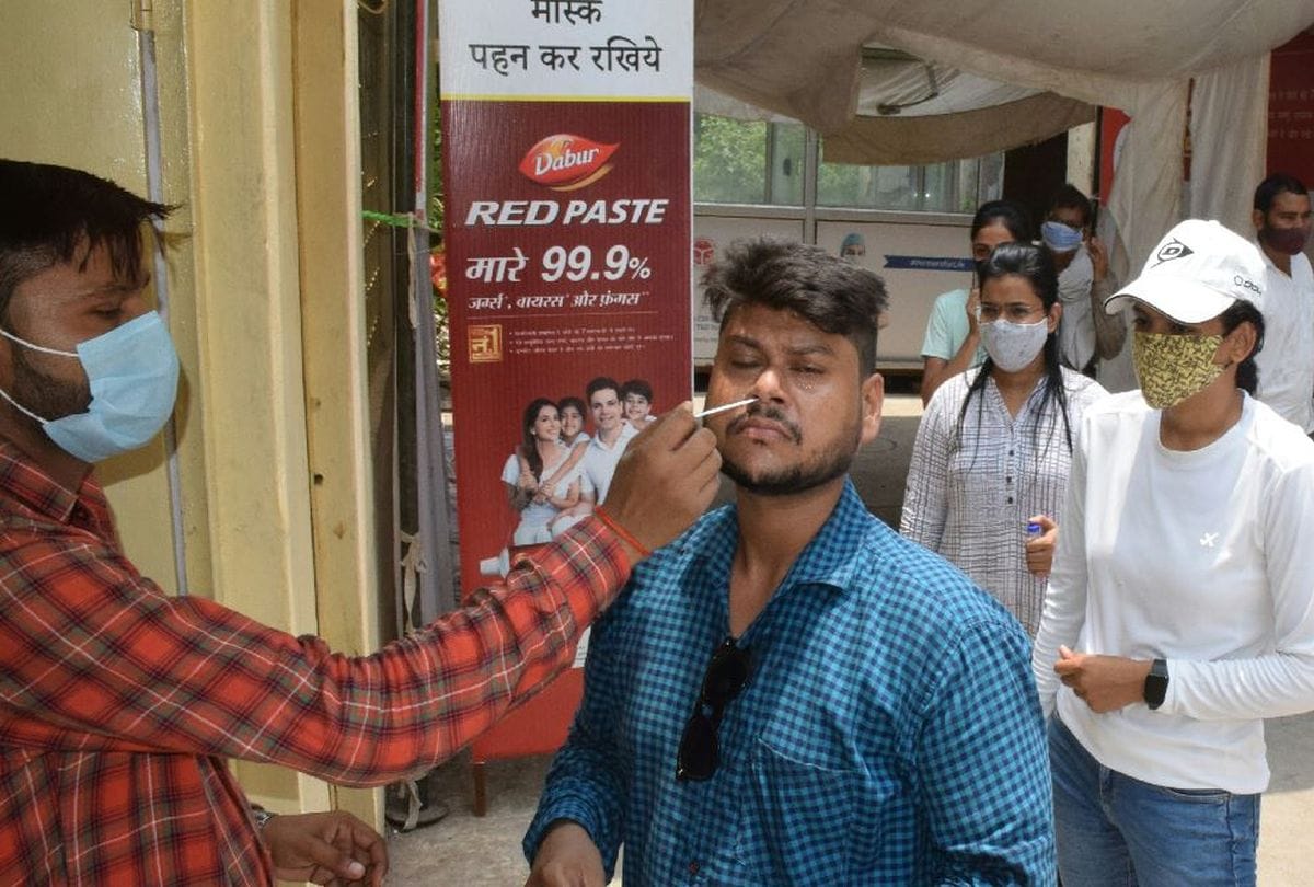 कोरोना की जांच कराते लोग