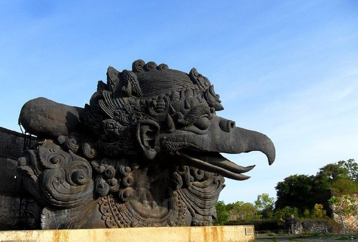 Garuda Purana Niyam According to Garuda Purana These People Should Not Do Charity News in Hindi