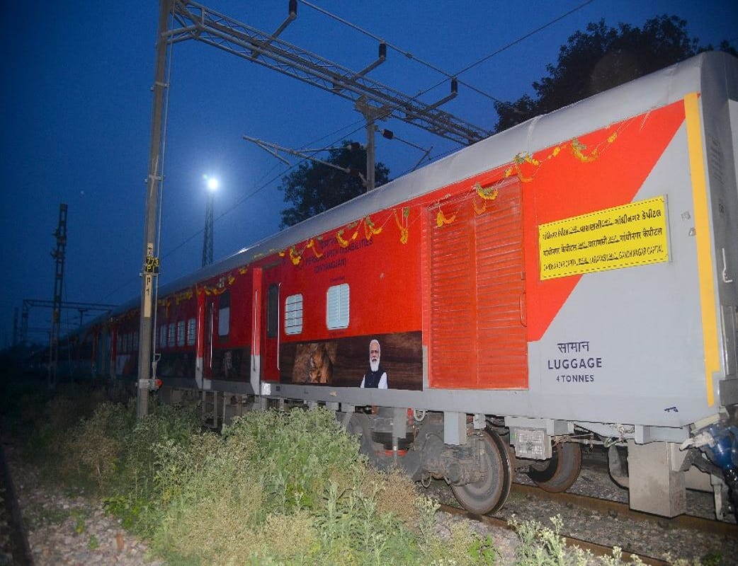 Capital Express reached Varanasi from Gandhi Nagar which flagg of by pm narendra modi know its ticket booking status