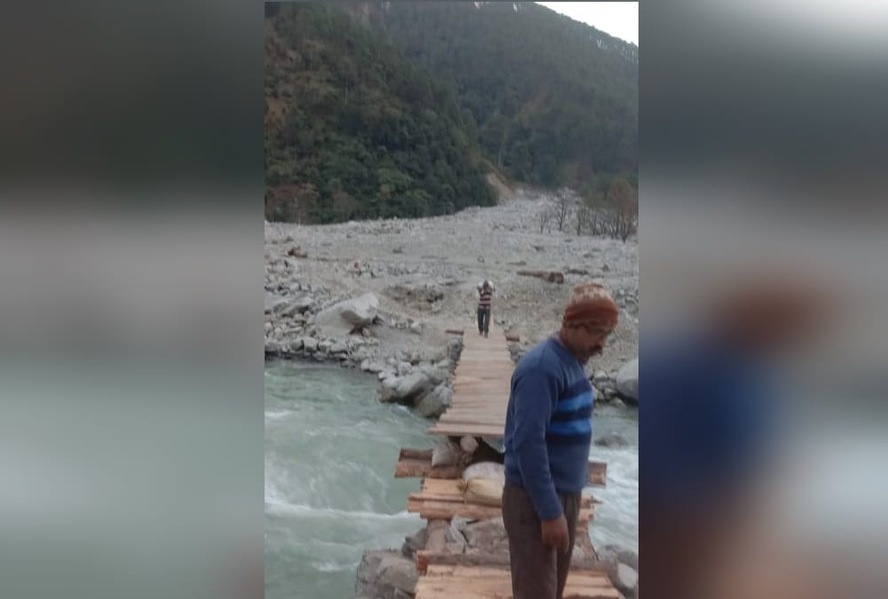 Uttarakhand Monsoon News: People Cross River From wooden Bridge in pithoragarh photos