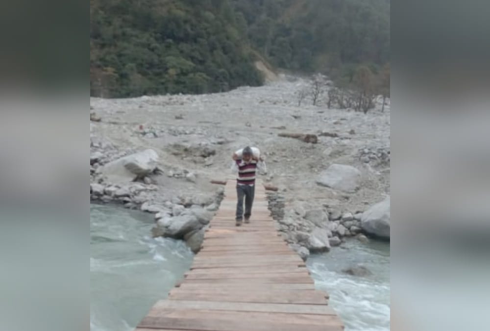 Uttarakhand Monsoon News: People Cross River From wooden Bridge in pithoragarh photos