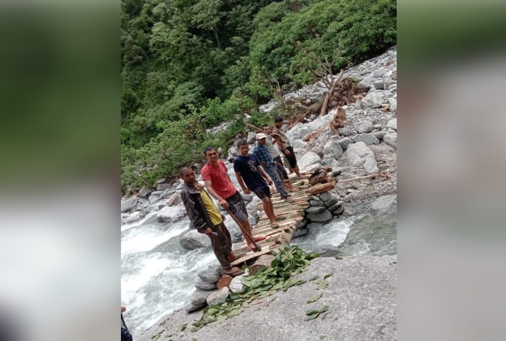 Uttarakhand Monsoon News: People Cross River From wooden Bridge in pithoragarh photos