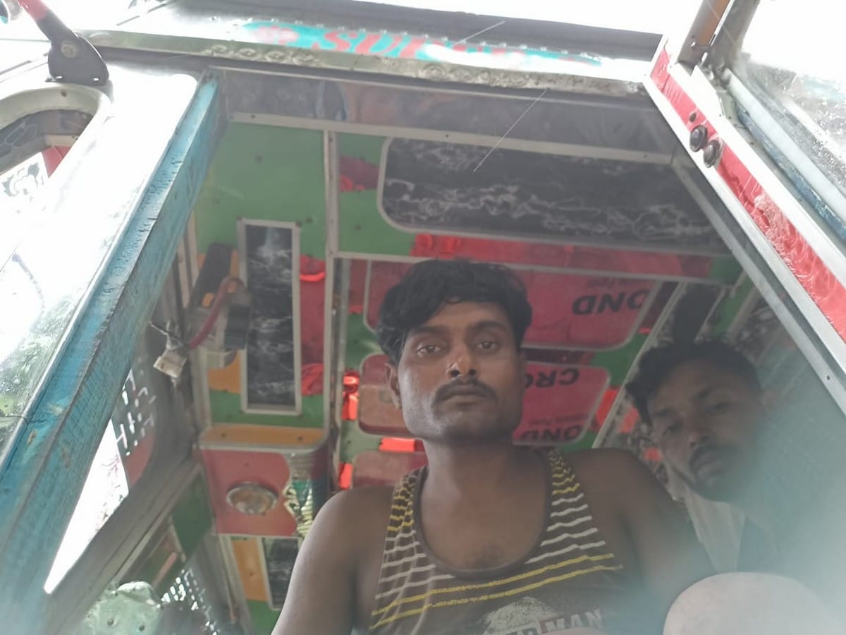 loot accused escaped from police station with handcuffs in jaunpur