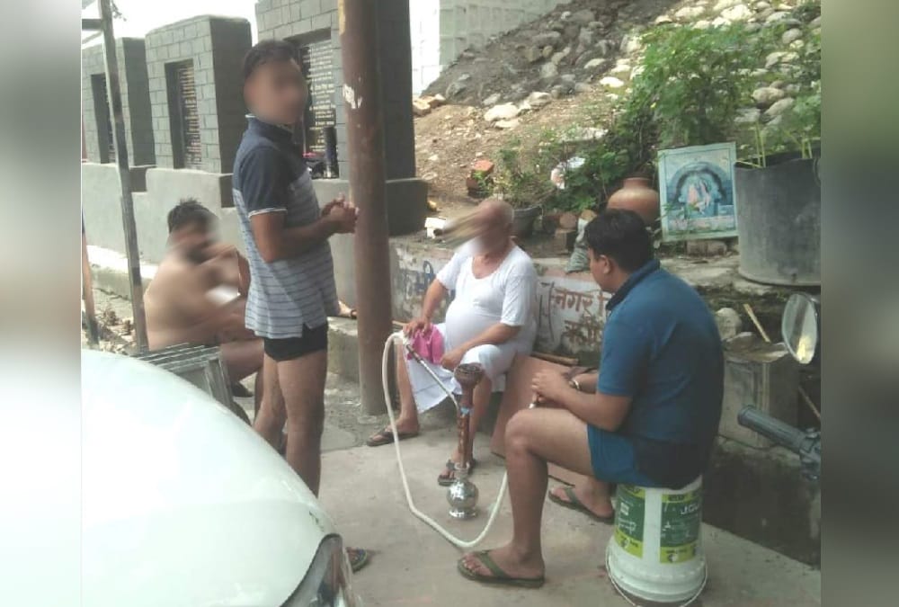 Rishikesh News: Police Arrested three delhi tourist for smoking hookah in public places