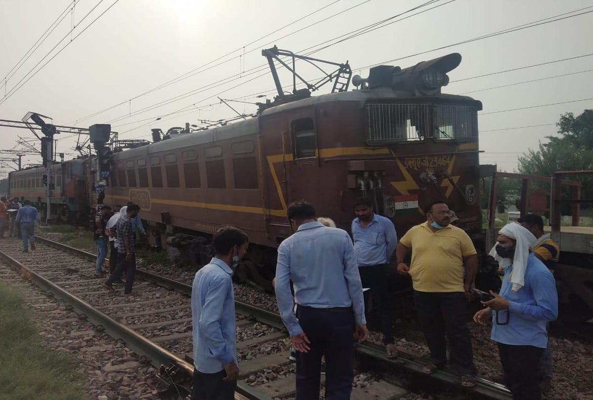 engine of goods train derailed  going from Khurja to Delhi operation of trains stoped passengers suffered 