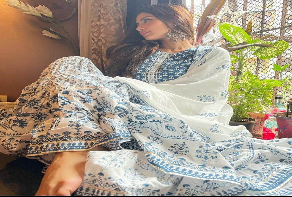 mouni roy latest simple and attractive look in hindi