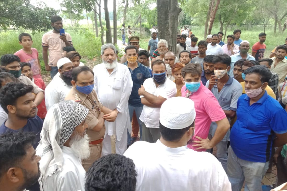 Meerut News: Two graves were found uprooted in the cemetery in Sardhana, suspected the tantrik of uprooting the grave
