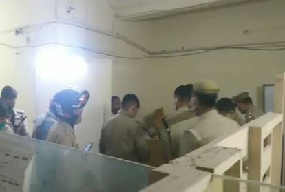 Miscreants robbed Manappuram Gold Loan office in Agra