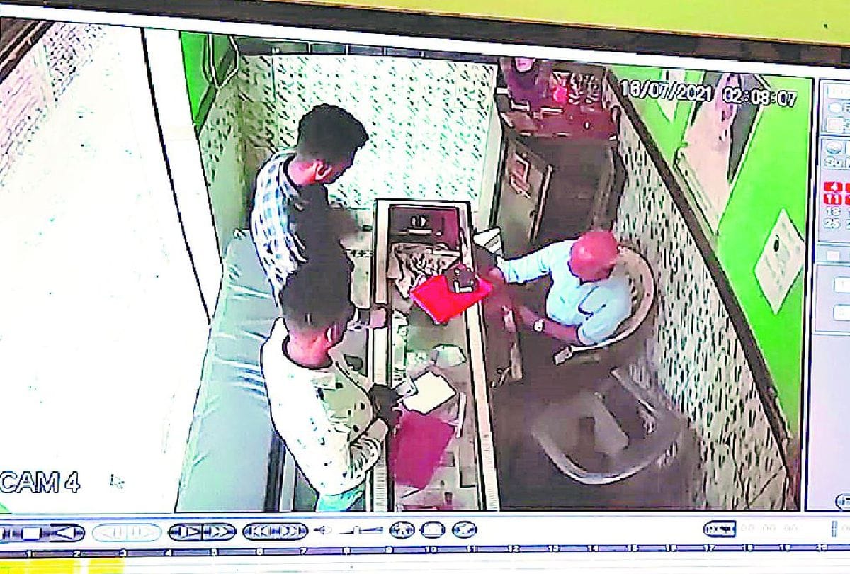 Two thieves stole jewellery worth eight lakh rupees in agra