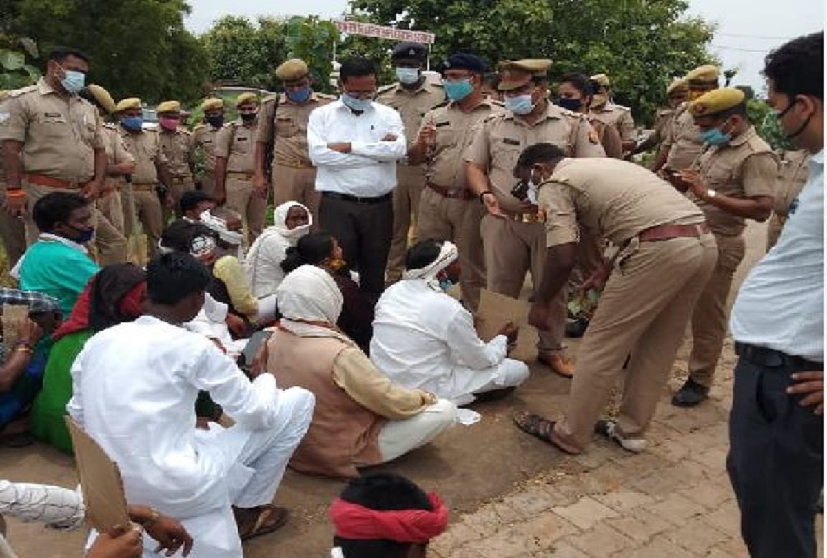 umbha kand second anniversary sonebhadra police 14 arrested including Congress District President  relatives of dead sat on protest