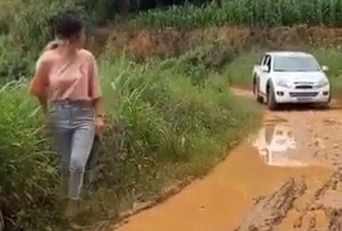 girl makes instant jugaad to avoid splashing mud by car video goes viral