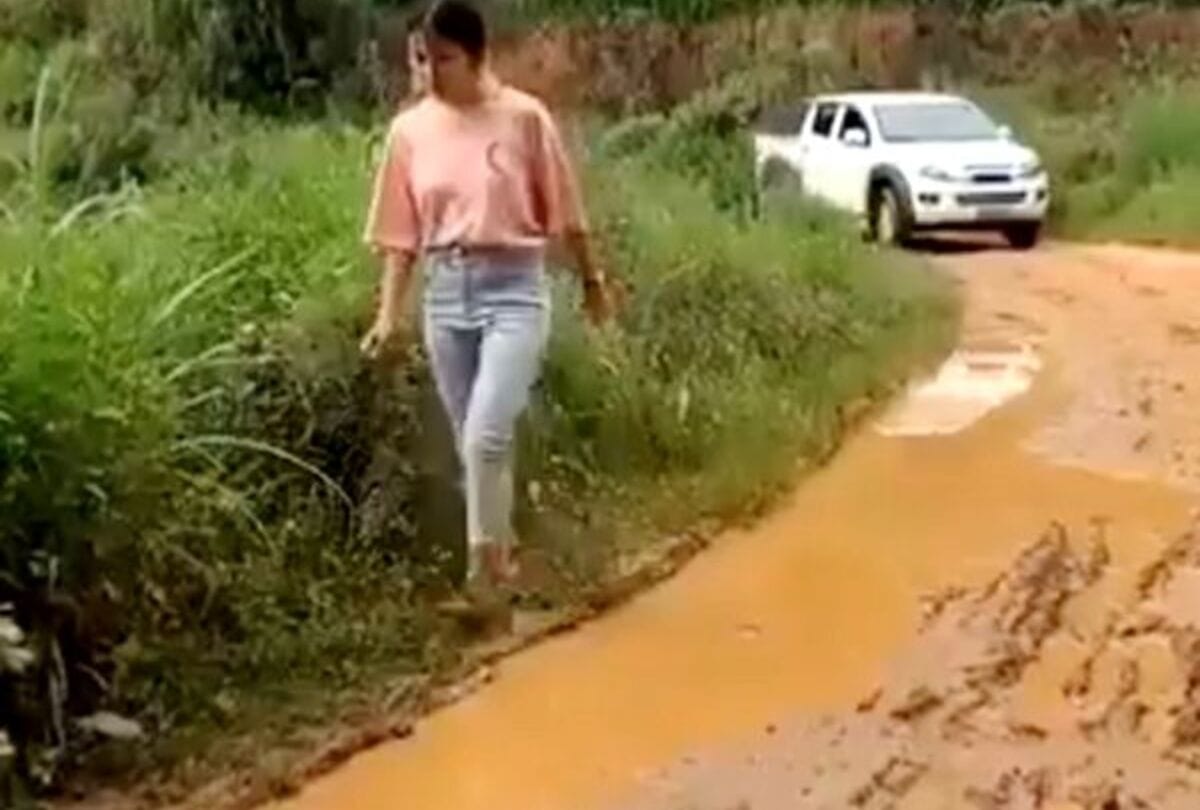 girl makes instant jugaad to avoid splashing mud by car video goes viral