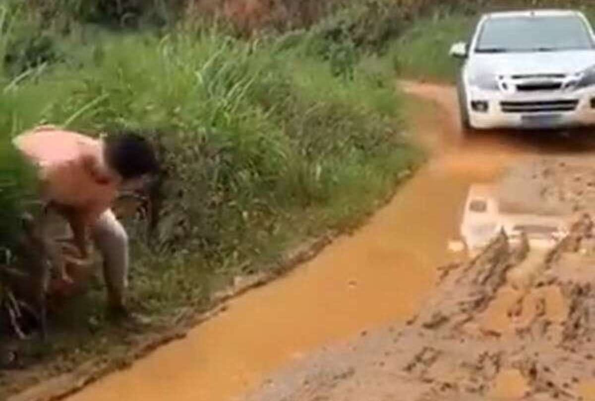 girl makes instant jugaad to avoid splashing mud by car video goes viral