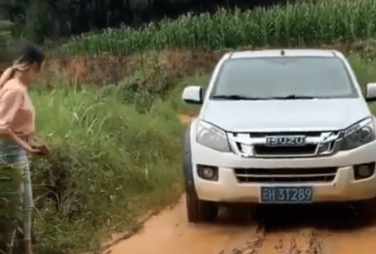 girl makes instant jugaad to avoid splashing mud by car video goes viral