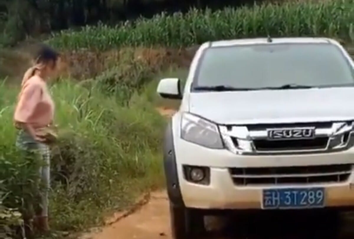girl makes instant jugaad to avoid splashing mud by car video goes viral