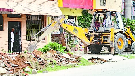 BDA's bulldozer ran on hotels and hospitals in Rajendranagar
