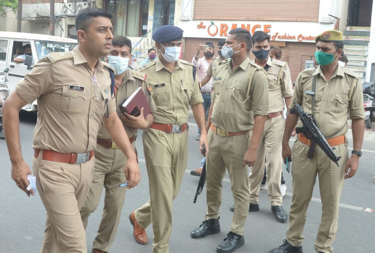 miscreants fired bullets on the chest of SP City and Inspector in agra
