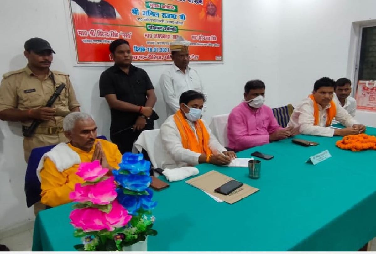 pain of bjp workers spilled in front of in charge and cabinet minister anil rajbhar MLA Surendra Singh accused of scam of many  crores