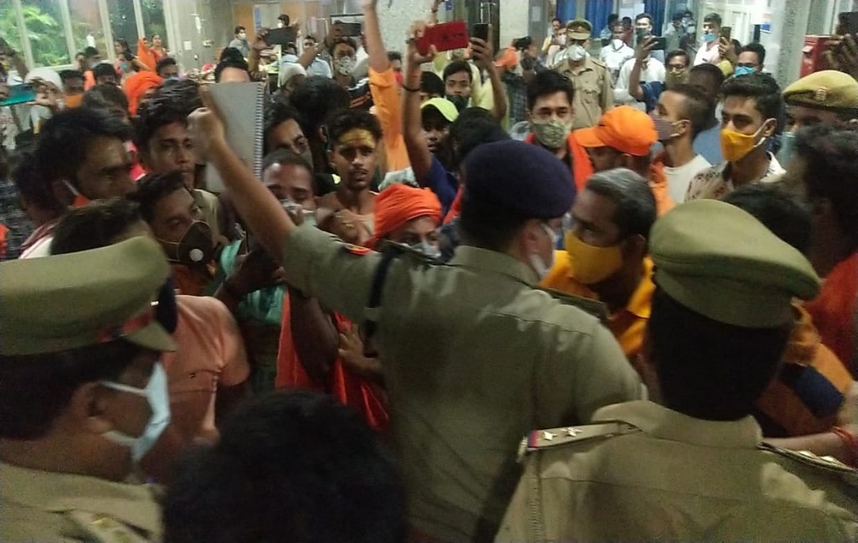 firing in varanasi miscreants shot youth after group clash in Durgakund area  admitted in bhu trauma center