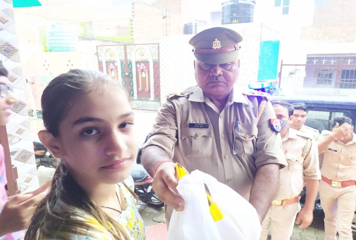 UP Police Celebrated Birthday Of Martyr Bablu Kumar Daughter In Mathura